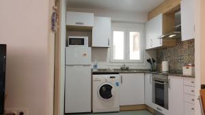 Kuchyňa alebo kuchynka v ubytovaní Apartamentos Hawaii - Parking y 50 mt del Arenal