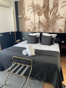 1 dormitorio con 1 cama grande con manta negra en Hôtel Gallia Cannes, en Cannes