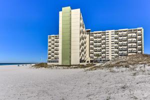 ein Gebäude am Strand neben einem Sandstrand in der Unterkunft Panama City Beachfront Condo, Near Pier Park! in Panama City Beach