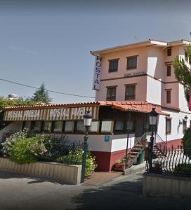 ein Gebäude mit einem Schild für ein Hotel in der Unterkunft Hostal Merindades in Villarcayo