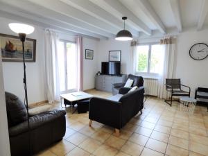 a living room with a couch and chairs and a table at L'OREE DE LA PLAGE, 15 pers, Charmante Maison rénovée classée 3 étoiles - Piscine chauffée - Terrain de pétanque - Ping pong à Vieux-Boucau in Vieux-Boucau-les-Bains