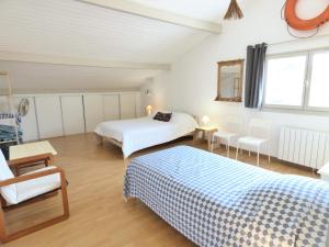 a hotel room with two beds and a mirror at L'OREE DE LA PLAGE, 15 pers, Charmante Maison rénovée classée 3 étoiles - Piscine chauffée - Terrain de pétanque - Ping pong à Vieux-Boucau in Vieux-Boucau-les-Bains +29 photos