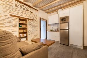 a living room with a couch and a kitchen at Aires de Toledo in Toledo