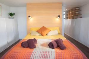 a bedroom with a bed with two towels on it at Houseboat Eleuthera in Bembridge