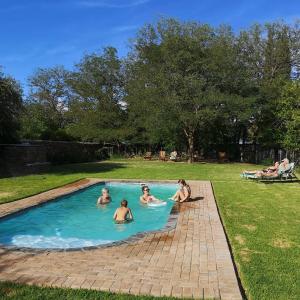 un grupo de personas en una piscina en Ganora Guest Farm, Camping and Excursions en Nieu-Bethesda
