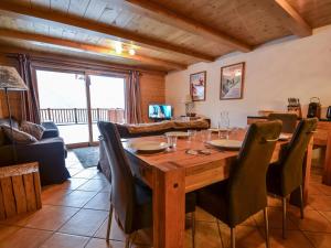 uma sala de jantar com uma mesa de madeira e cadeiras em Appartement Saint-Martin-de-Belleville, 4 pièces, 6 personnes - FR-1-452-194 em Saint-Martin-de-Belleville