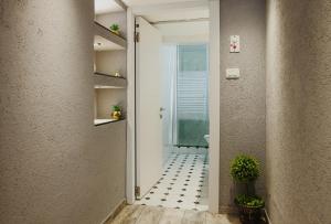 a hallway with a door leading to a bathroom at אחוזת רפאל in Tiberias +25 photos