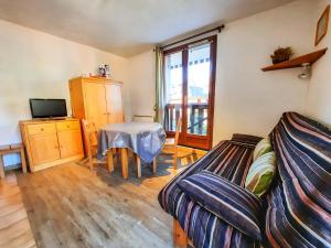 a living room with a couch and a table at Studio Saint-Martin-de-Belleville-Les Menuires, 1 pièce, 2 personnes - FR-1-452-319 in Saint-Martin-de-Belleville