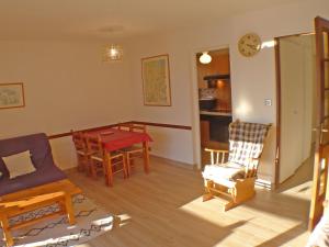 kuchnia i jadalnia ze stołem i krzesłami w obiekcie T2 cosy, proche centre Samoëns, animaux admis, parking - FR-1-629-67 w mieście Samoëns