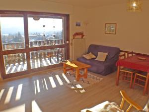 salon z kanapą i stołem w obiekcie T2 cosy, proche centre Samoëns, animaux admis, parking - FR-1-629-67 w mieście Samoëns