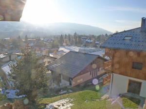 widok na małe miasteczko z domami i drzewami w obiekcie T2 cosy, proche centre Samoëns, animaux admis, parking - FR-1-629-67 w mieście Samoëns