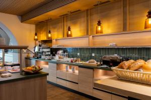 a kitchen with aasteryasteryasteryasteryasteryasteryasteryasteryasteryasteryasteryastery at Altstadthotel Arch in Regensburg