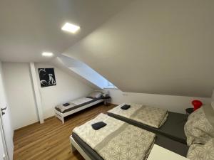 Zimmer im Dachgeschoss mit 2 Betten und einer Treppe in der Unterkunft Apartmán Světla in Pardubice