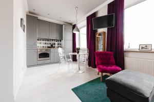 Гостиная зона в Charming Apartment in Kaunas Old Town by URBAN RENT