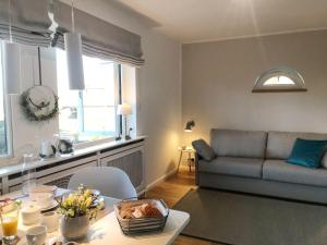 ein Wohnzimmer mit einem Sofa und einem Tisch in der Unterkunft Ocean-View, Holiday Apartment Sylt in Rantum