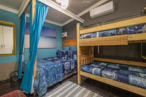 Ένα ή περισσότερα κρεβάτια σε δωμάτιο στο Eagle Forest inn +23 φωτογραφίες