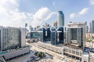 z góry widok na miasto z wysokimi budynkami w obiekcie Staycae Holiday Homes - Reva w Dubaju