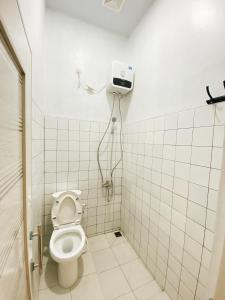 La salle de bains est pourvue d'une douche et de toilettes. dans l'établissement Kmanda House, à Pangandaran