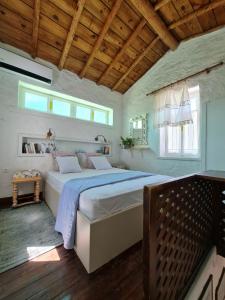 um quarto com uma cama grande num quarto em Loukoulos' maisonette em Marathokampos