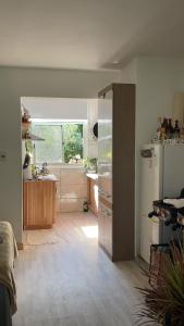 cocina con nevera y fregadero en una habitación en Loft en cantegril, en Punta del Este