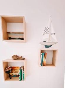 ein Badezimmer mit einem Waschbecken und Regalen mit Büchern in der Unterkunft T3 refait à neuf /Plage/Centre/Gare/Terrasse/Pkg/wifi in Arcachon