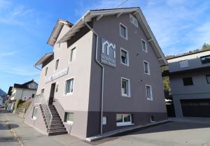 duży budynek ze schodami przed nim w obiekcie Montfort Apartments - Feldkirch w mieście Feldkirch