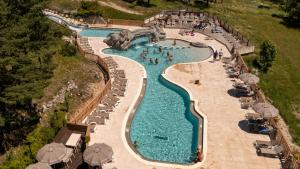 Bazén v ubytování Camping RCN Les Collines de Castellane nebo v jeho okolí