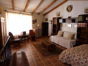 sala de estar con sofá y mesa en Casa Montes De Toledo, en Marjaliza
