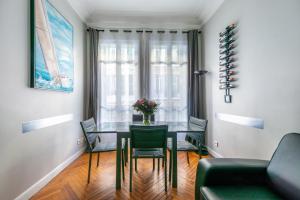 ein Esszimmer mit einem Glastisch und Stühlen in der Unterkunft Nice Central Art Deco Flat 45 m² in Nizza