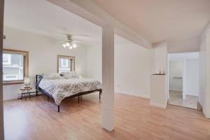 1 dormitorio con 1 cama en una habitación blanca en 2-storey house with garage and interior terrace, en Quebec