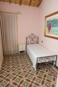 um quarto com uma cama e um quadro na parede em Beautiful house in Orosei em Orosei