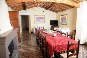 uma sala de jantar com uma mesa vermelha e cadeiras em Beautiful house in Orosei em Orosei