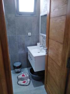 La petite salle de bains est pourvue d'un lavabo et d'un miroir. dans l'établissement Résidence Inès Djerba Appartements VIP, à Houmt Souk