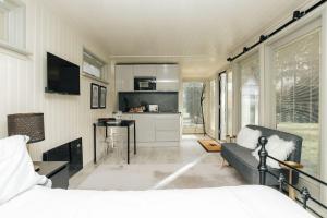 een woonkamer met een bed en een keuken bij Cuckoo’s Hideaway in Buckinghamshire