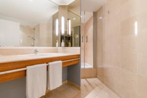 W łazience znajduje się umywalka i prysznic. w obiekcie Holiday Inn Nice - Port St Laurent, an IHG Hotel w mieście Saint-Laurent-du-Var