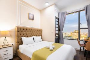 ein Schlafzimmer mit einem Bett und einem großen Fenster in der Unterkunft Jessie Apartment - Infinity pool - Masteri Millennium in Ho-Chi-Minh-Stadt