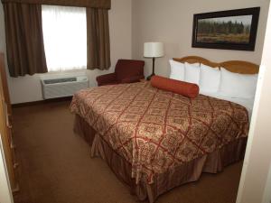 Кровать или кровати в номере Savanna Inn & Suites