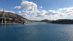 une vue sur une rivière avec un pont en arrière-plan dans l'établissement Villa Duchess, à Dubrovnik