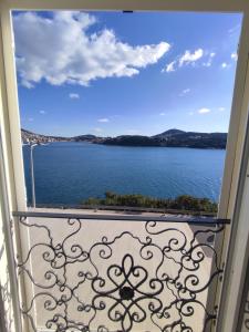 d'un balcon avec vue sur l'eau. dans l'établissement Villa Duchess, à Dubrovnik