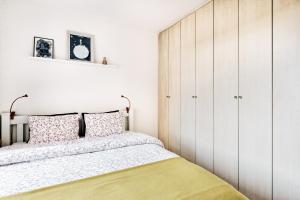 - une chambre avec un lit et des armoires blanches dans l'établissement LIL Apartment with Tyn Cathedral View, Parking & AC, à Prague