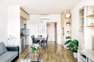un salon et une salle à manger avec une table et des chaises dans l'établissement LIL Apartment with Tyn Cathedral View, Parking & AC, à Prague