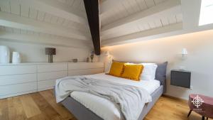 A bed or beds in a room at Suite Elios Ortigia