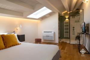 A television and/or entertainment centre at Suite Elios Ortigia
