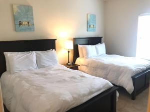 a hotel room with two beds and a lamp at 3 Bedrooms 2 Bathrooms Lucaya Village 22-103 in Orlando