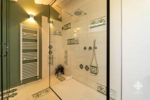 A bathroom at Suite Elios Ortigia Még 34 kép