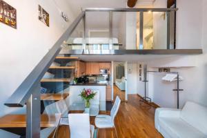 uma sala de estar e cozinha com uma escada numa casa em VIEW on Principal Massena place, beach 2 min walk em Nice