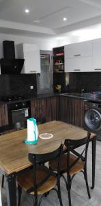 Cuisine ou kitchenette dans l'établissement Résidence Inès Djerba Appartements VIP