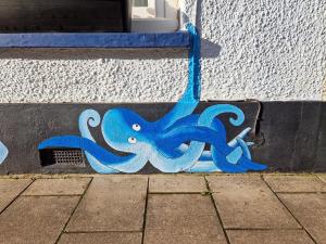ein Oktopus auf der Seite eines Gebäudes gemalt in der Unterkunft Longtail Cottage in Sidmouth