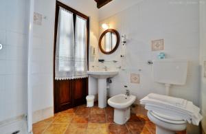 A bathroom at Azienda Agricola Tenuta del Barone