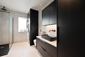 Fotografie z fotogalerie ubytování Modern & Stylish 4BR Apartment v destinaci Njarðvík